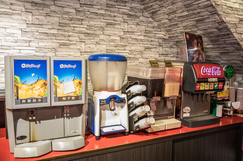 桃園市中壢區紅吱吱平價牛排館-新生店｜開到半夜三點的牛排館，夜市牛排價位吃大塊牛排，還外掛自助吧吃到飽