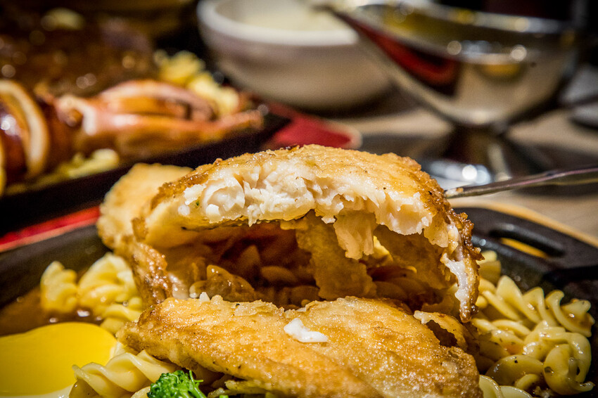 桃園市中壢區紅吱吱平價牛排館-新生店｜開到半夜三點的牛排館，夜市牛排價位吃大塊牛排，還外掛自助吧吃到飽