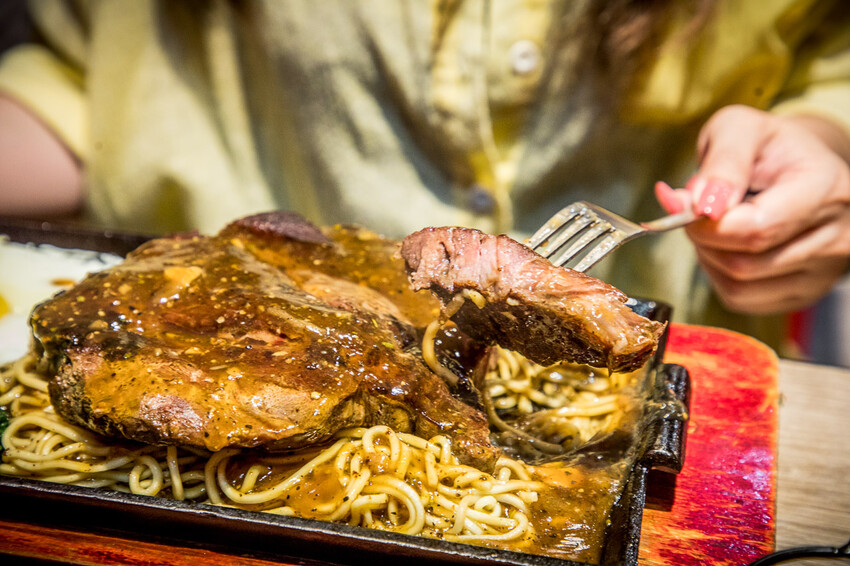 桃園市中壢區紅吱吱平價牛排館-新生店｜開到半夜三點的牛排館，夜市牛排價位吃大塊牛排，還外掛自助吧吃到飽