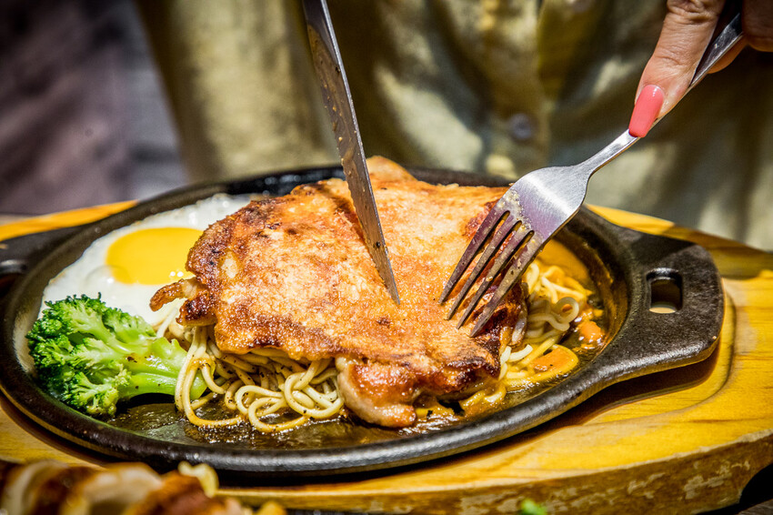 桃園市中壢區紅吱吱平價牛排館-新生店｜開到半夜三點的牛排館，夜市牛排價位吃大塊牛排，還外掛自助吧吃到飽