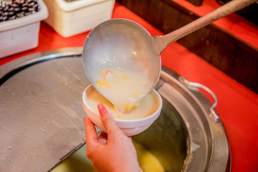 桃園市中壢區紅吱吱平價牛排館-新生店｜開到半夜三點的牛排館，夜市牛排價位吃大塊牛排，還外掛自助吧吃到飽