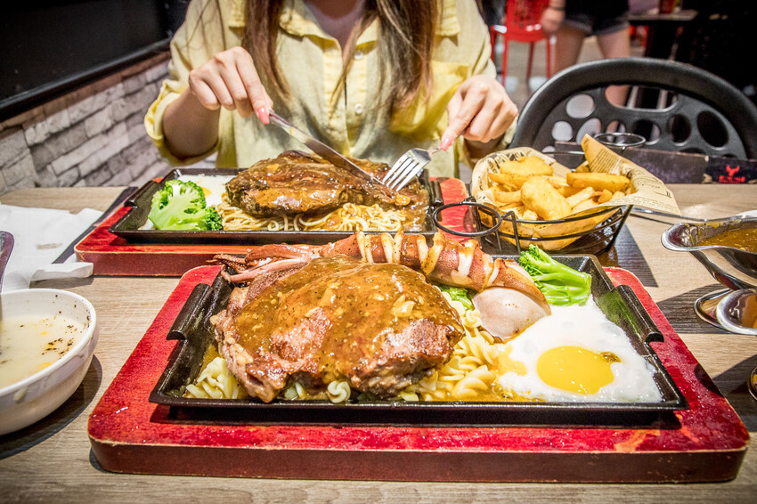 桃園市中壢區紅吱吱平價牛排館-新生店｜開到半夜三點的牛排館，夜市牛排價位吃大塊牛排，還外掛自助吧吃到飽