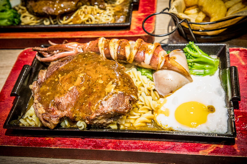 桃園市中壢區紅吱吱平價牛排館-新生店｜開到半夜三點的牛排館，夜市牛排價位吃大塊牛排，還外掛自助吧吃到飽