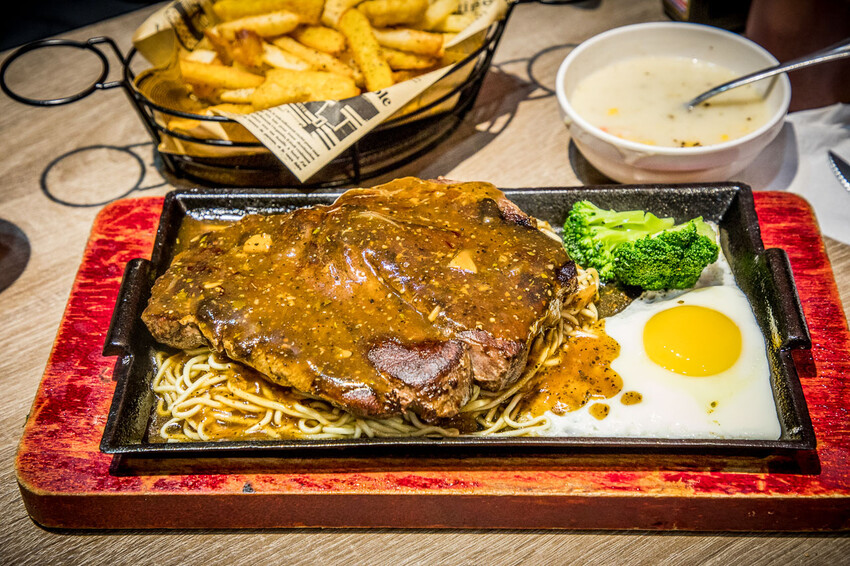 桃園市中壢區紅吱吱平價牛排館-新生店｜開到半夜三點的牛排館，夜市牛排價位吃大塊牛排，還外掛自助吧吃到飽