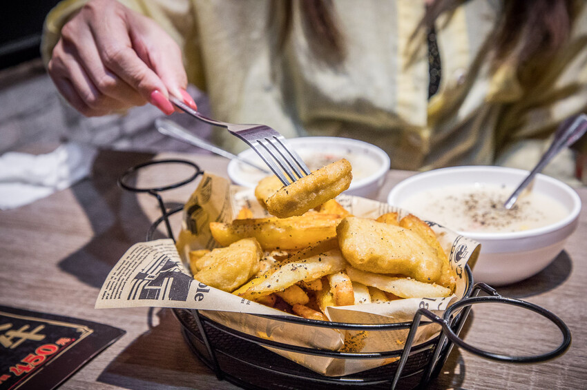 桃園市中壢區紅吱吱平價牛排館-新生店｜開到半夜三點的牛排館，夜市牛排價位吃大塊牛排，還外掛自助吧吃到飽