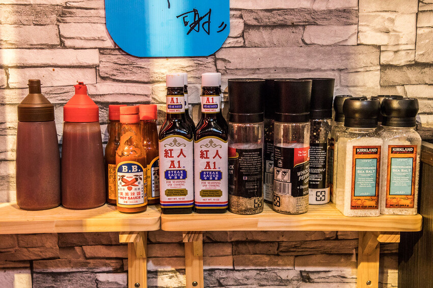 桃園市中壢區紅吱吱平價牛排館-新生店｜開到半夜三點的牛排館，夜市牛排價位吃大塊牛排，還外掛自助吧吃到飽