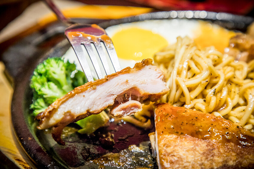 桃園市中壢區紅吱吱平價牛排館-新生店｜開到半夜三點的牛排館，夜市牛排價位吃大塊牛排，還外掛自助吧吃到飽