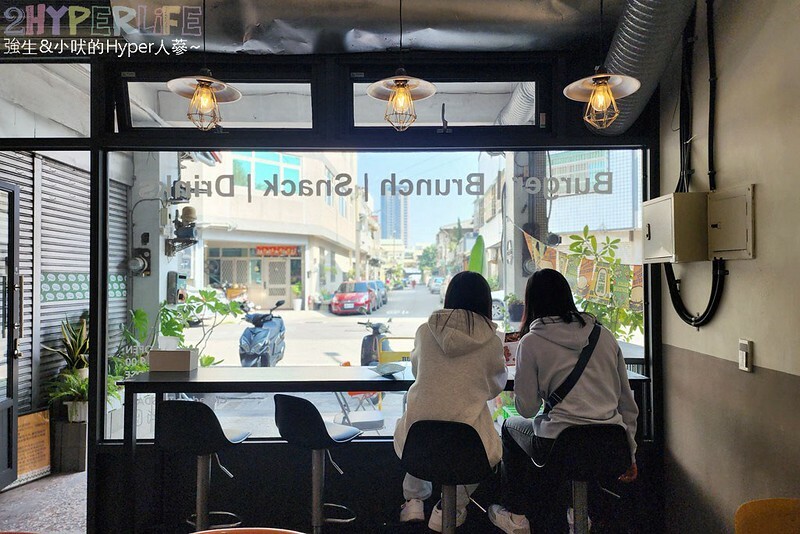 漢堡控注意啦,有別於傳統美式Burger的亞洲風味漢堡意外對味!近捷運文心櫻花站哦~