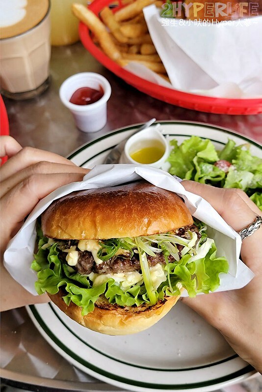 漢堡控注意啦,有別於傳統美式Burger的亞洲風味漢堡意外對味!近捷運文心櫻花站哦~