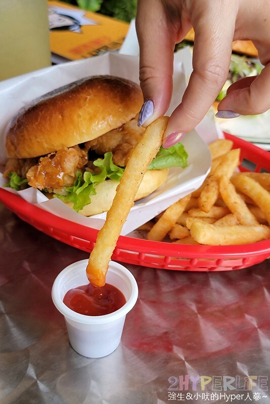 漢堡控注意啦,有別於傳統美式Burger的亞洲風味漢堡意外對味!近捷運文心櫻花站哦~