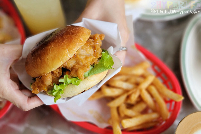 漢堡控注意啦,有別於傳統美式Burger的亞洲風味漢堡意外對味!近捷運文心櫻花站哦~