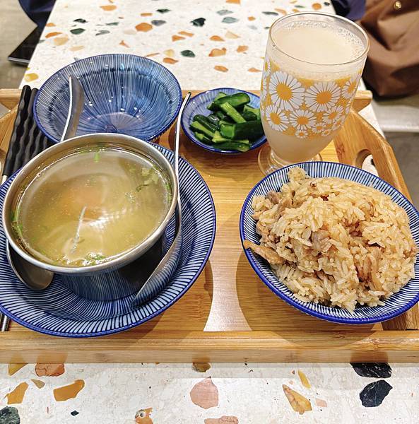 《高雄❤️》米院子，蟬聯兩年的米其林鴨肉油飯，好吃店內圖案很