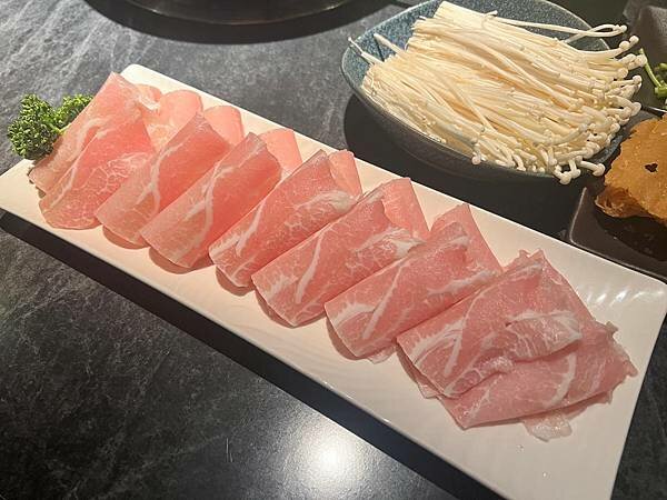 桃園青埔-怎麻辣｜火鍋店的裝潢跟展覽一樣超有藝術