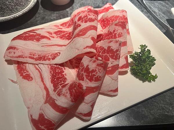 桃園青埔-怎麻辣｜火鍋店的裝潢跟展覽一樣超有藝術