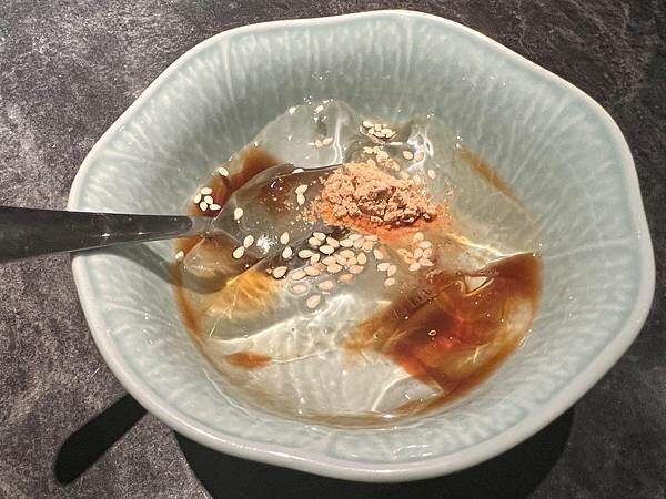 桃園青埔-怎麻辣｜火鍋店的裝潢跟展覽一樣超有藝術