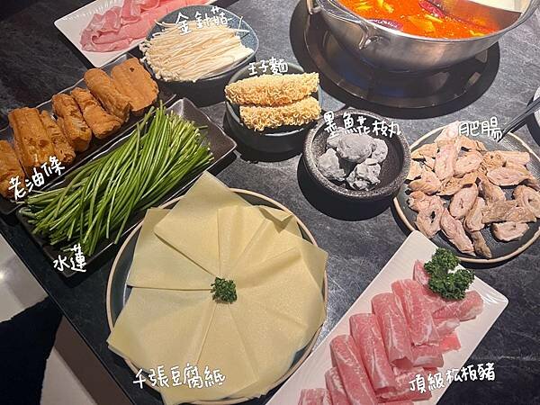 桃園青埔-怎麻辣｜火鍋店的裝潢跟展覽一樣超有藝術