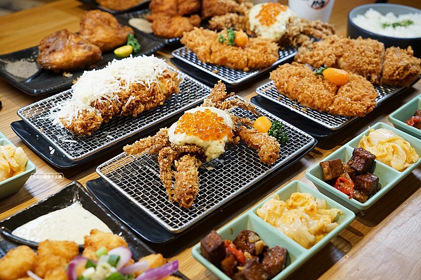 今夏最夯！！超狂榴槤起司豬排一咬就爆漿，無敵邪惡軟殼蟹佐塔塔鮭魚子，整隻都能入口，老饕非吃不可！