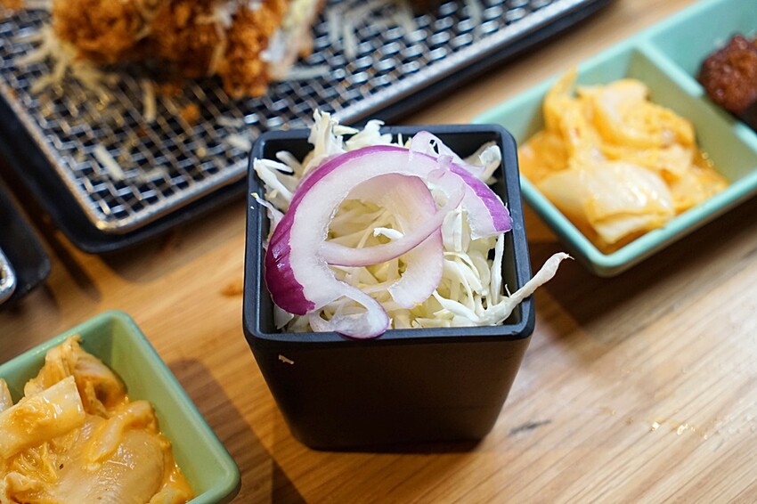 今夏最夯！！超狂榴槤起司豬排一咬就爆漿，無敵邪惡軟殼蟹佐塔塔鮭魚子，整隻都能入口，老饕非吃不可！