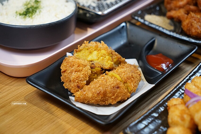 今夏最夯！！超狂榴槤起司豬排一咬就爆漿，無敵邪惡軟殼蟹佐塔塔鮭魚子，整隻都能入口，老饕非吃不可！