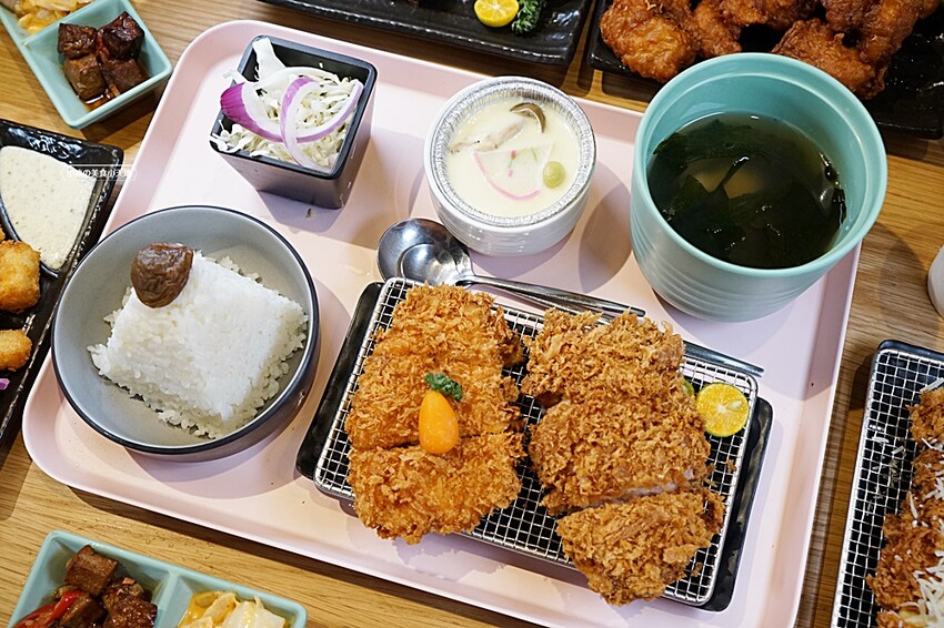 今夏最夯！！超狂榴槤起司豬排一咬就爆漿，無敵邪惡軟殼蟹佐塔塔鮭魚子，整隻都能入口，老饕非吃不可！