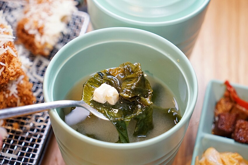 今夏最夯！！超狂榴槤起司豬排一咬就爆漿，無敵邪惡軟殼蟹佐塔塔鮭魚子，整隻都能入口，老饕非吃不可！