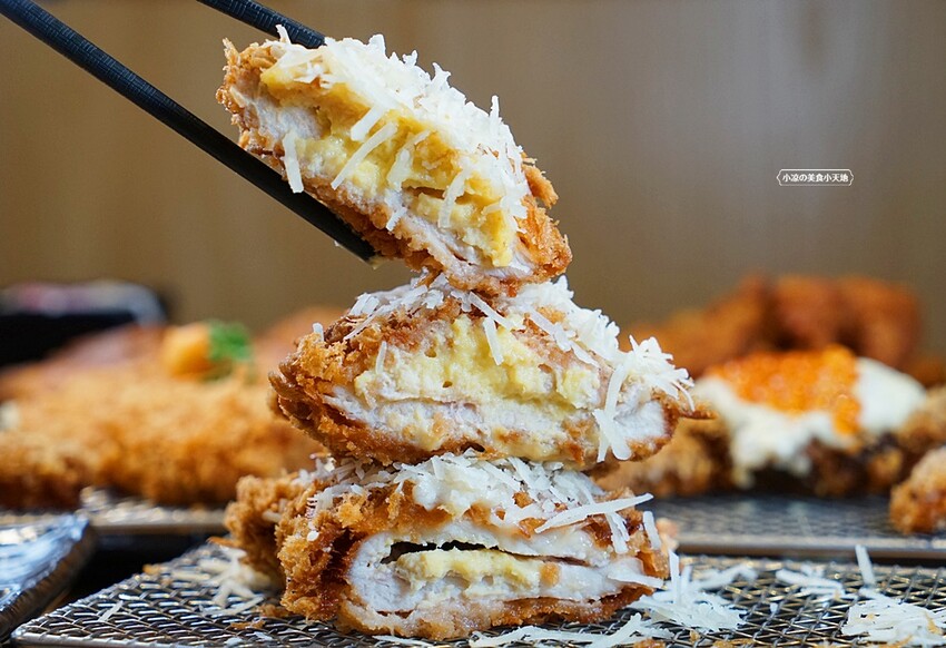 今夏最夯！！超狂榴槤起司豬排一咬就爆漿，無敵邪惡軟殼蟹佐塔塔鮭魚子，整隻都能入口，老饕非吃不可！