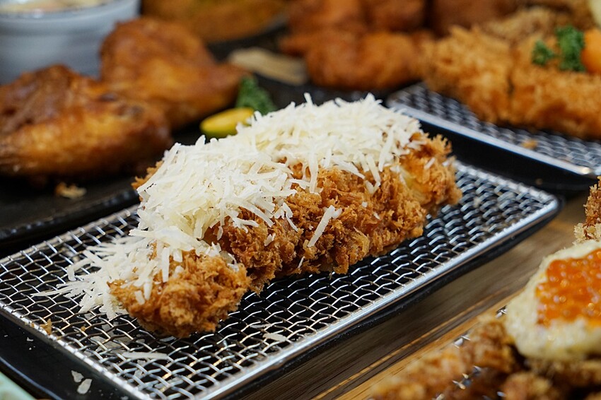 今夏最夯！！超狂榴槤起司豬排一咬就爆漿，無敵邪惡軟殼蟹佐塔塔鮭魚子，整隻都能入口，老饕非吃不可！