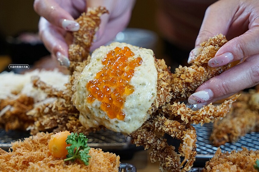 今夏最夯！！超狂榴槤起司豬排一咬就爆漿，無敵邪惡軟殼蟹佐塔塔鮭魚子，整隻都能入口，老饕非吃不可！