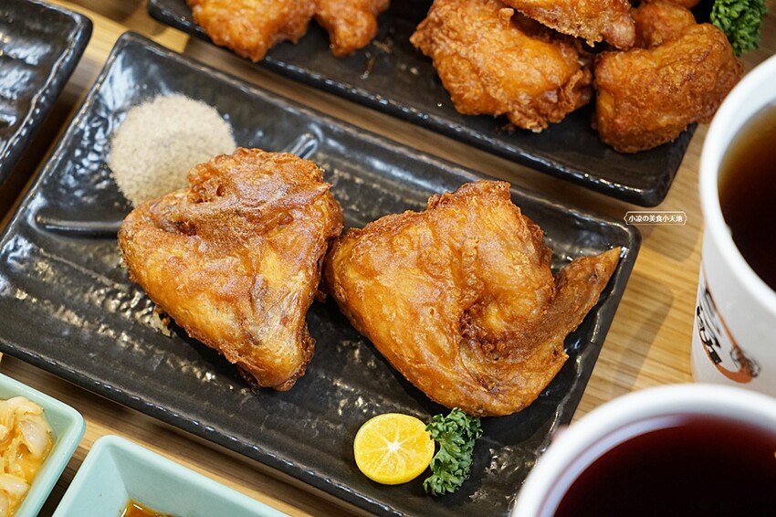 今夏最夯！！超狂榴槤起司豬排一咬就爆漿，無敵邪惡軟殼蟹佐塔塔鮭魚子，整隻都能入口，老饕非吃不可！