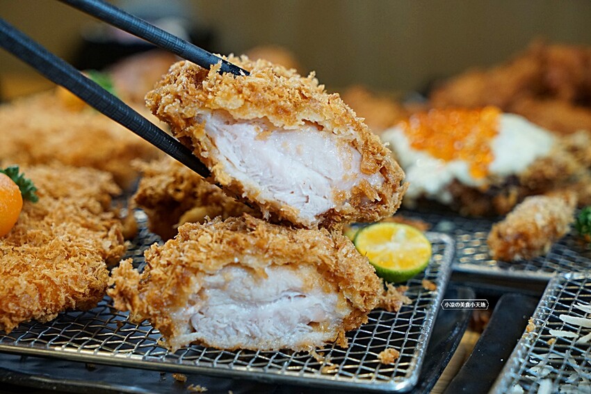 今夏最夯！！超狂榴槤起司豬排一咬就爆漿，無敵邪惡軟殼蟹佐塔塔鮭魚子，整隻都能入口，老饕非吃不可！