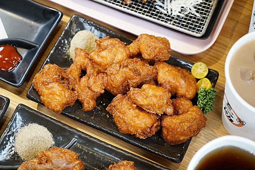 今夏最夯！！超狂榴槤起司豬排一咬就爆漿，無敵邪惡軟殼蟹佐塔塔鮭魚子，整隻都能入口，老饕非吃不可！