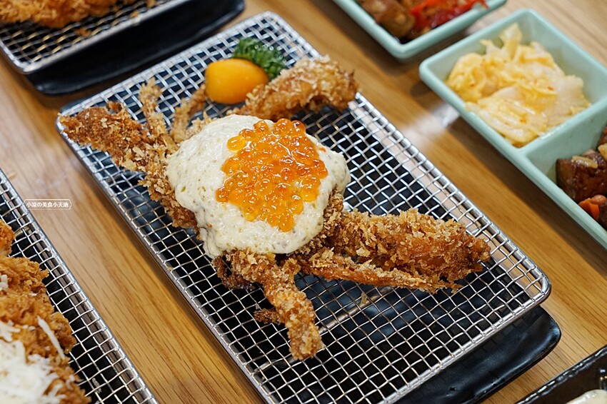 今夏最夯！！超狂榴槤起司豬排一咬就爆漿，無敵邪惡軟殼蟹佐塔塔鮭魚子，整隻都能入口，老饕非吃不可！