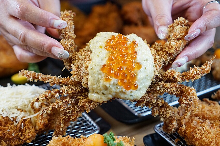 今夏最夯！！超狂榴槤起司豬排一咬就爆漿，無敵邪惡軟殼蟹佐塔塔鮭魚子，整隻都能入口，老饕非吃不可！