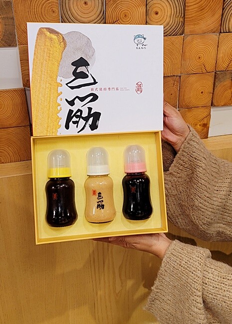 今夏最夯！！超狂榴槤起司豬排一咬就爆漿，無敵邪惡軟殼蟹佐塔塔鮭魚子，整隻都能入口，老饕非吃不可！