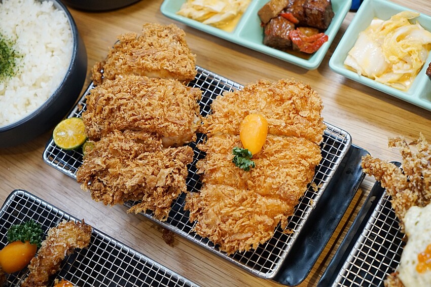 今夏最夯！！超狂榴槤起司豬排一咬就爆漿，無敵邪惡軟殼蟹佐塔塔鮭魚子，整隻都能入口，老饕非吃不可！