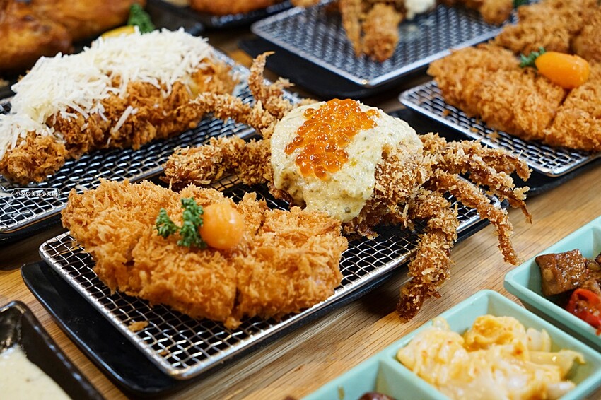 今夏最夯！！超狂榴槤起司豬排一咬就爆漿，無敵邪惡軟殼蟹佐塔塔鮭魚子，整隻都能入口，老饕非吃不可！