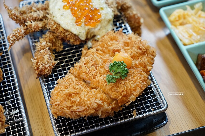 今夏最夯！！超狂榴槤起司豬排一咬就爆漿，無敵邪惡軟殼蟹佐塔塔鮭魚子，整隻都能入口，老饕非吃不可！