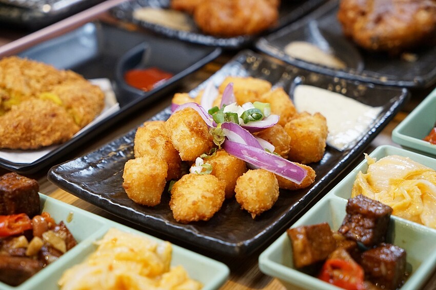 今夏最夯！！超狂榴槤起司豬排一咬就爆漿，無敵邪惡軟殼蟹佐塔塔鮭魚子，整隻都能入口，老饕非吃不可！