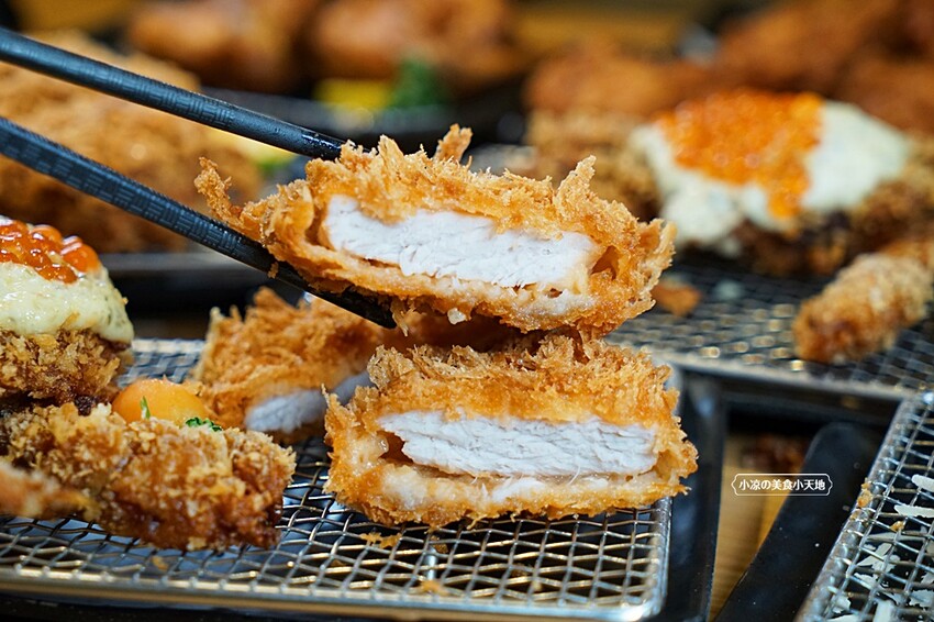 今夏最夯！！超狂榴槤起司豬排一咬就爆漿，無敵邪惡軟殼蟹佐塔塔鮭魚子，整隻都能入口，老饕非吃不可！