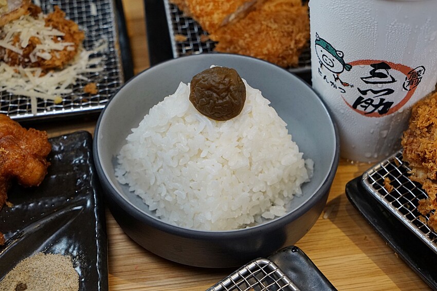 今夏最夯！！超狂榴槤起司豬排一咬就爆漿，無敵邪惡軟殼蟹佐塔塔鮭魚子，整隻都能入口，老饕非吃不可！