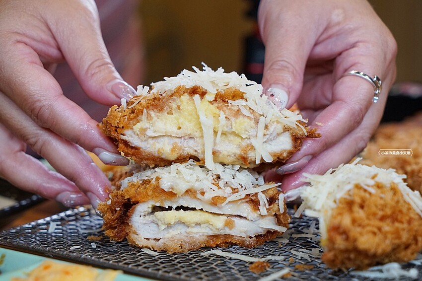 今夏最夯！！超狂榴槤起司豬排一咬就爆漿，無敵邪惡軟殼蟹佐塔塔鮭魚子，整隻都能入口，老饕非吃不可！