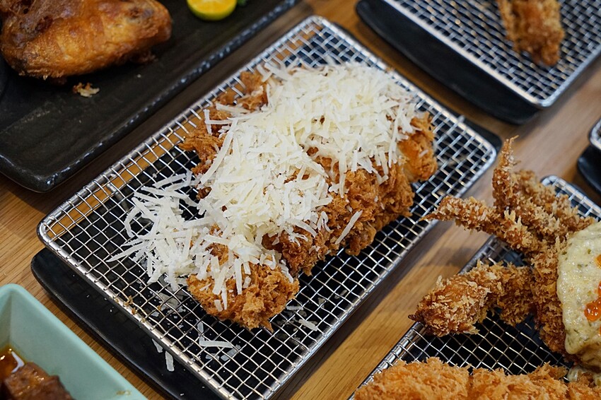 今夏最夯！！超狂榴槤起司豬排一咬就爆漿，無敵邪惡軟殼蟹佐塔塔鮭魚子，整隻都能入口，老饕非吃不可！