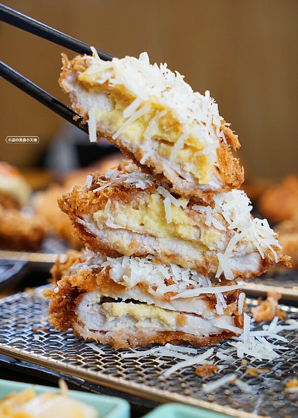 今夏最夯！！超狂榴槤起司豬排一咬就爆漿，無敵邪惡軟殼蟹佐塔塔鮭魚子，整隻都能入口，老饕非吃不可！