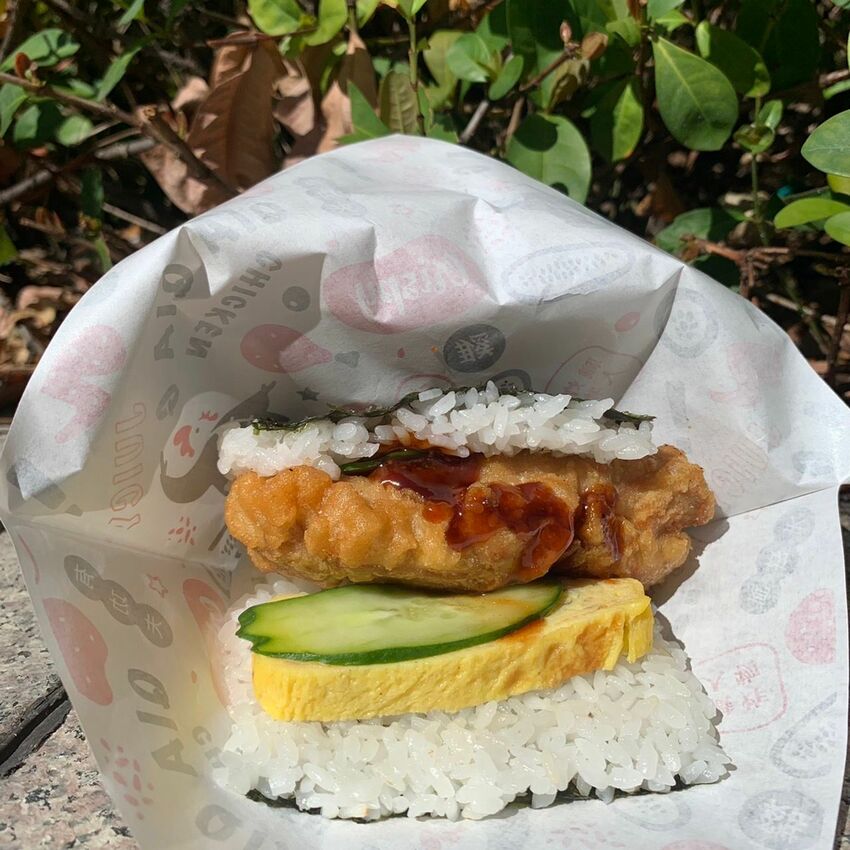 港墘炸物外帶美食｜雞武門炸物職人 超浮誇沖繩飯糰 現點現做超好吃 簡單的美味就是這麼幸福