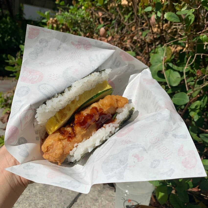 港墘炸物外帶美食｜雞武門炸物職人 超浮誇沖繩飯糰 現點現做超好吃 簡單的美味就是這麼幸福