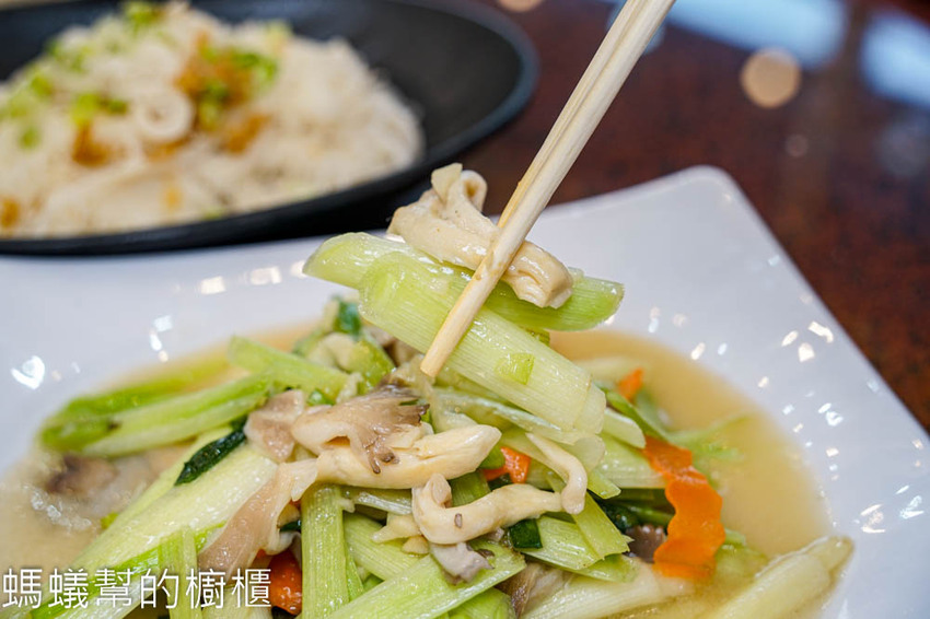 阿東窯烤雞(竹山店) | 南投旅遊必吃美食！竹山紫南宮附近美食，超多汁窯烤雞甕缸雞！ - 螞蟻幫的櫥櫃