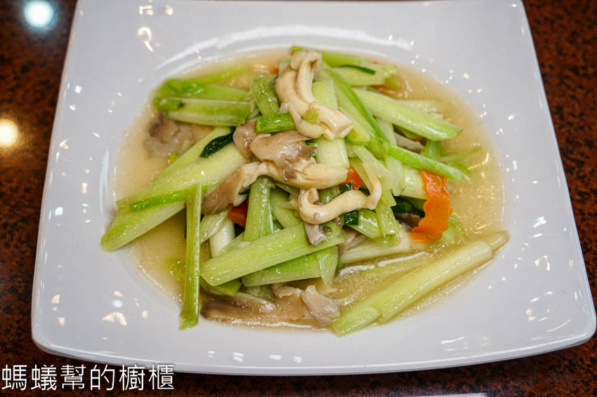 阿東窯烤雞(竹山店) | 南投旅遊必吃美食！竹山紫南宮附近美食，超多汁窯烤雞甕缸雞！ - 螞蟻幫的櫥櫃