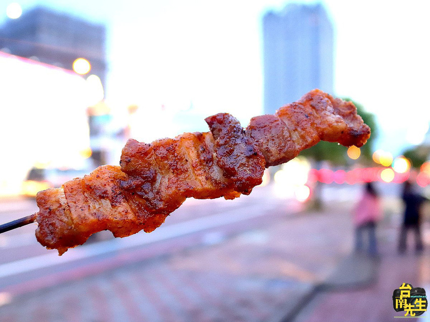 台南串燒/和緯黃昏市場入口處低調小攤/馬自達汽車正對面/1人作業現點現烤/自製麻辣醬無添加化學香料/限量供應晚來吃不到