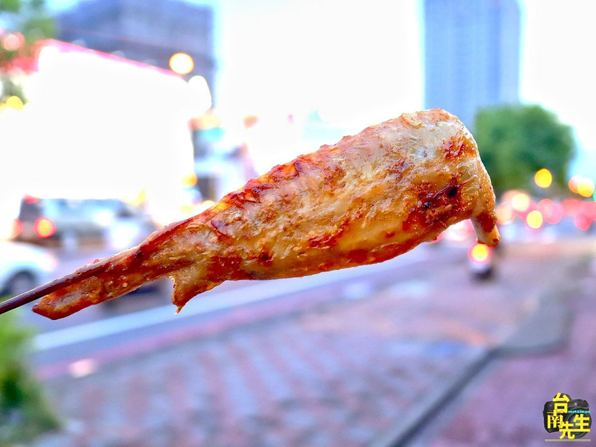 台南串燒/和緯黃昏市場入口處低調小攤/馬自達汽車正對面/1人作業現點現烤/自製麻辣醬無添加化學香料/限量供應晚來吃不到