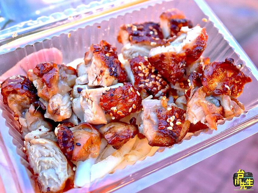 台南串燒/和緯黃昏市場入口處低調小攤/馬自達汽車正對面/1人作業現點現烤/自製麻辣醬無添加化學香料/限量供應晚來吃不到